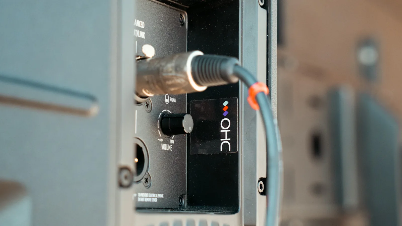Connessione audio e controlli sul pannello di un diffusore con etichetta OHC