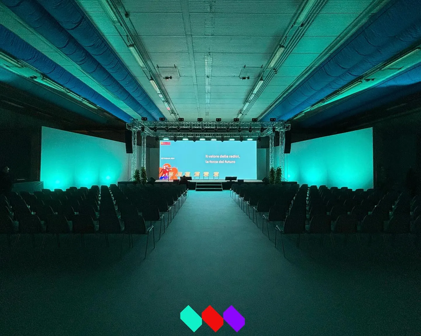 Sala conferenziale allestita, foto dal profilo OHC