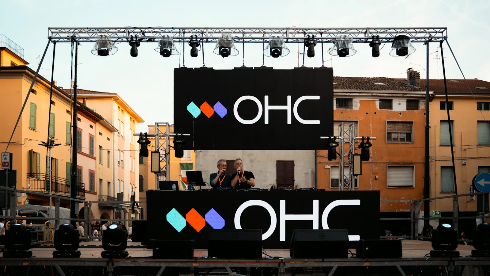 Palco all’aperto con schermi OHC e struttura luci prima del live
