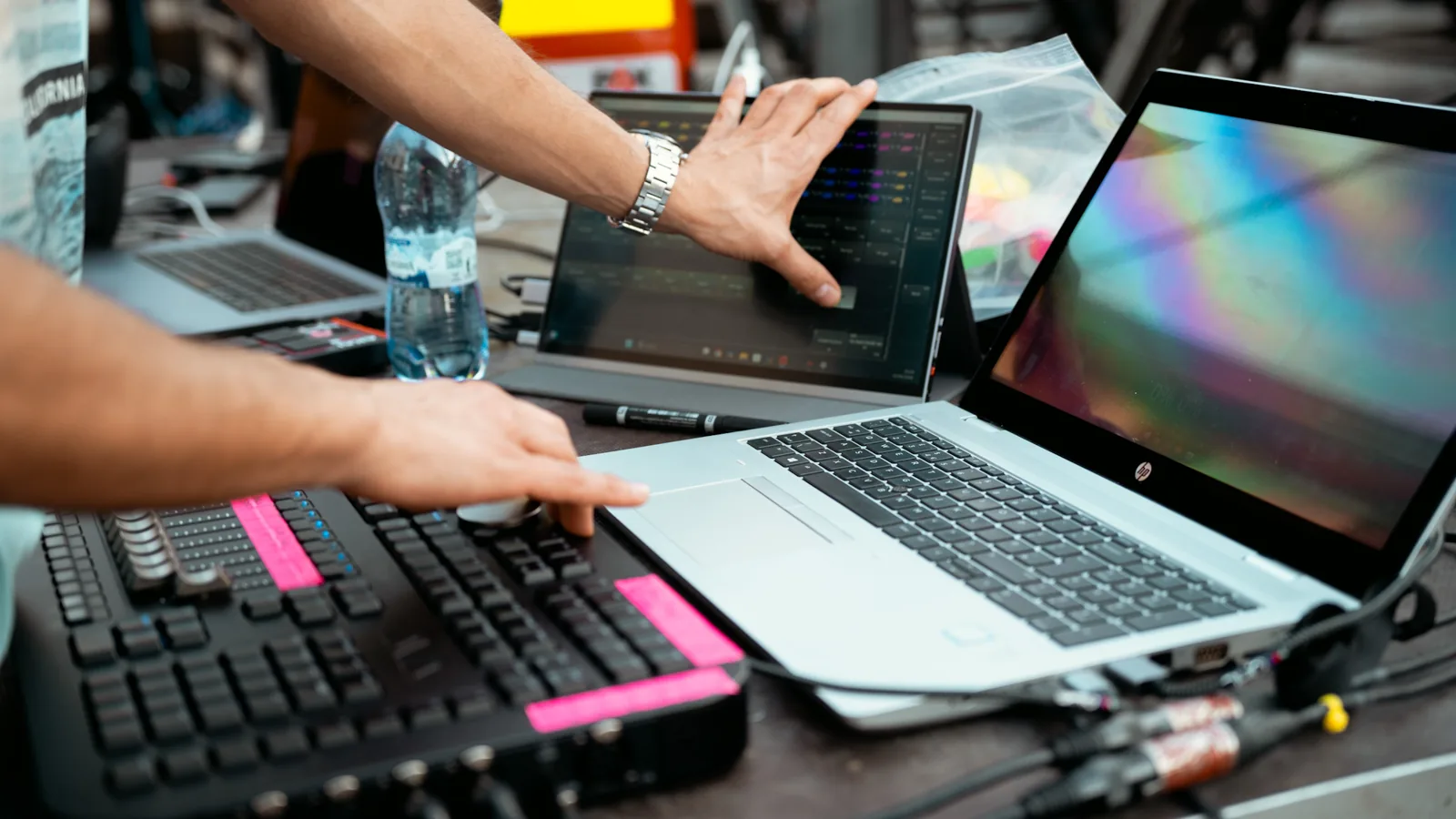 Mani sui controlli di regia, tra console, tablet e computer